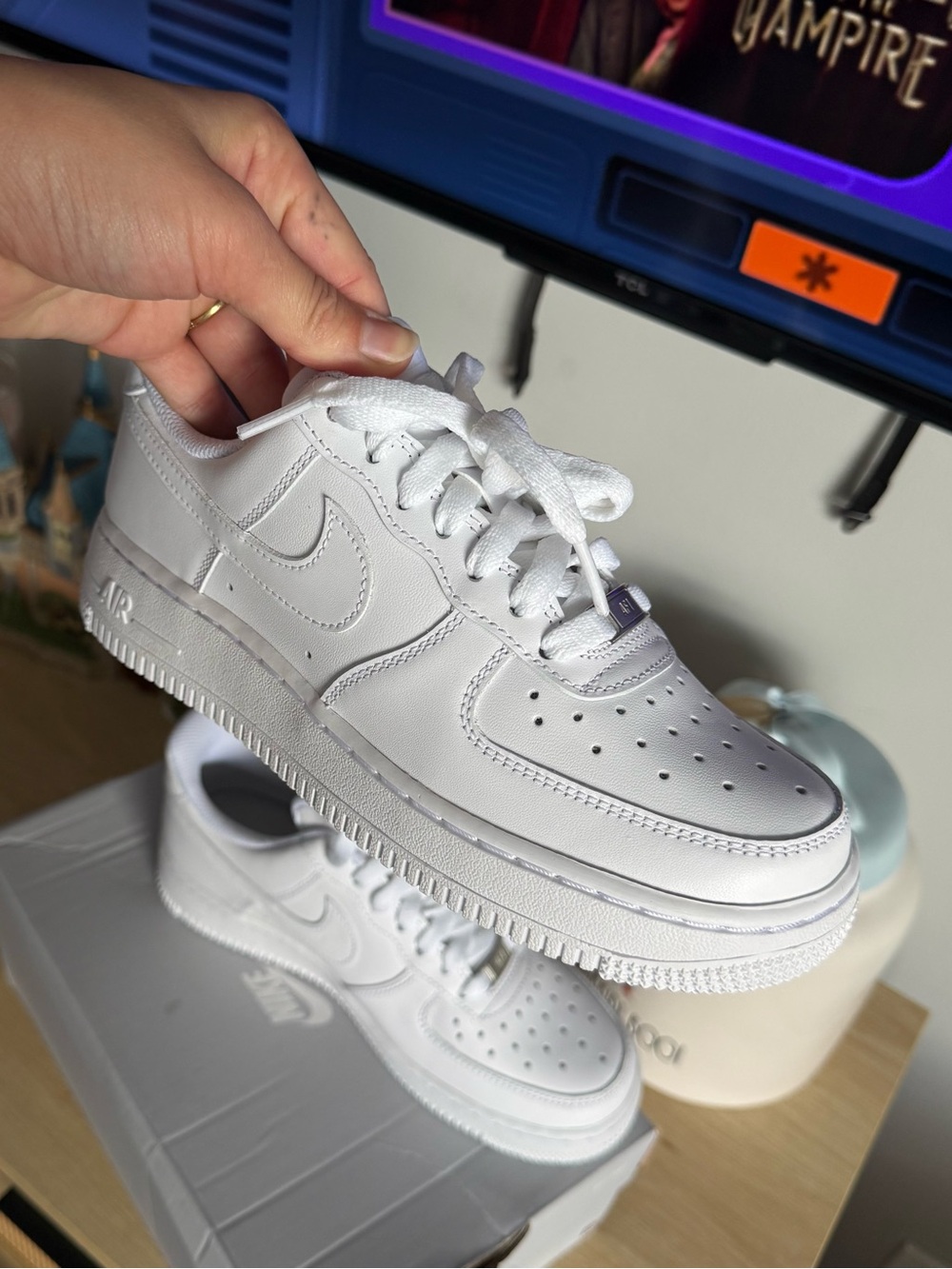 white nike air force 1 '07